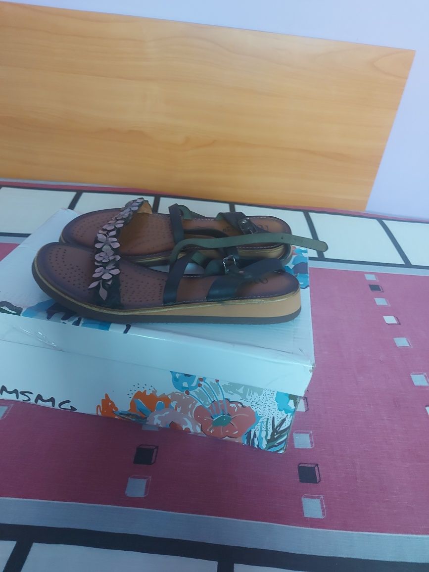Vând Sandale Piele  Naturala Mărimea 37  Italia I