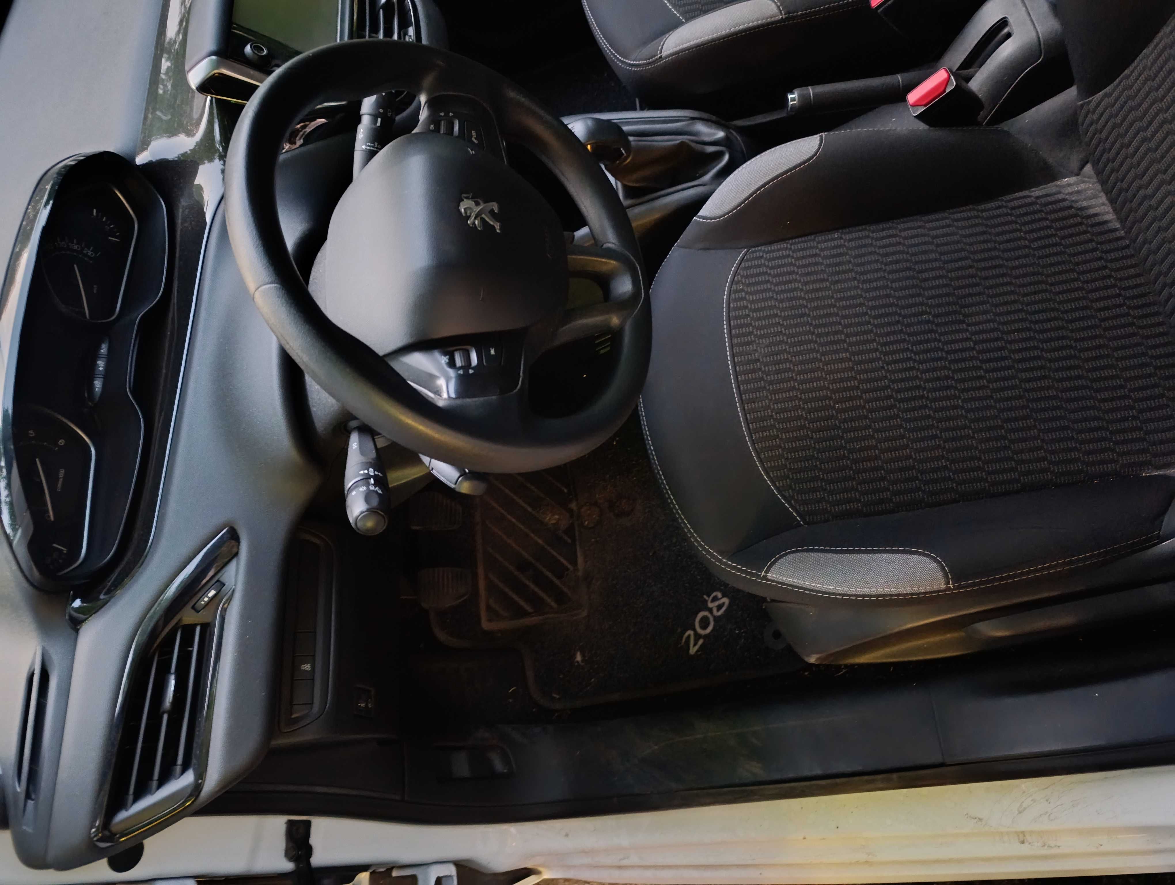 Peugeot 208, 136000 км, в отлично състояние