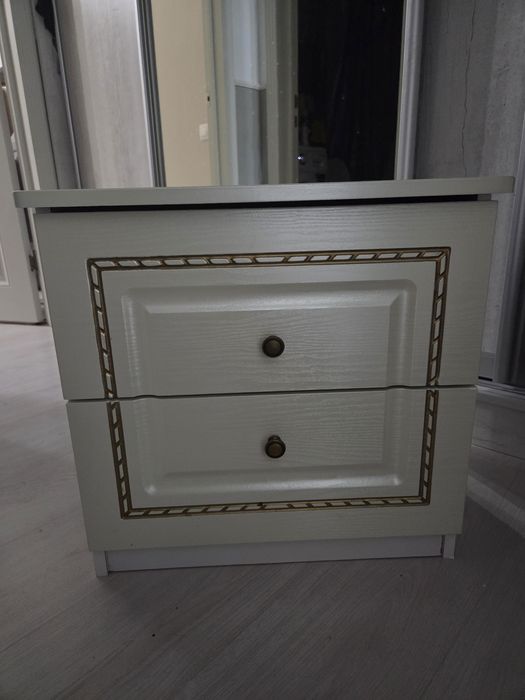 Прикроватная тумбочка