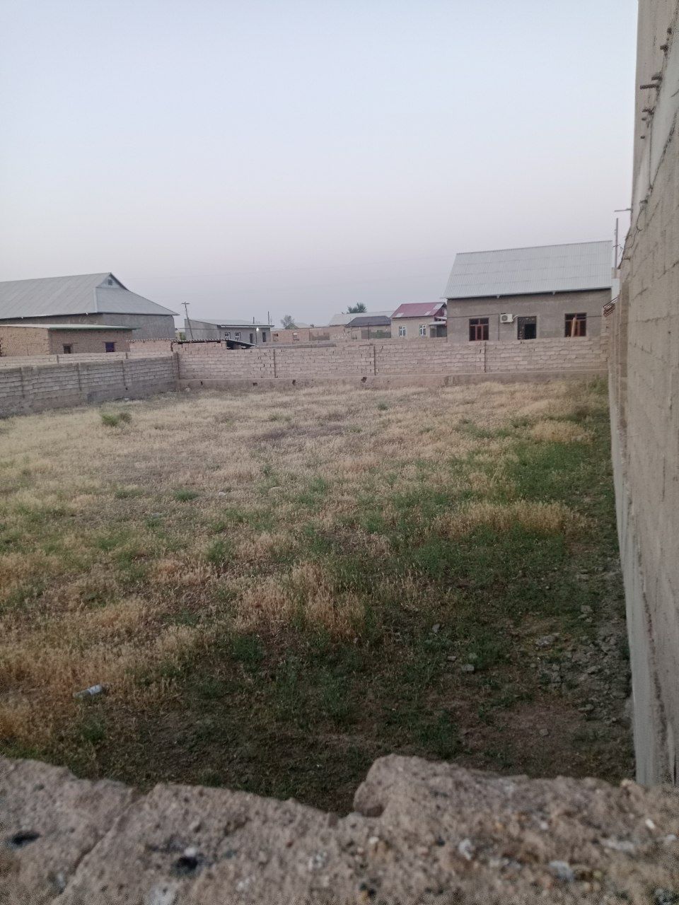 Qarshi shahridan yer sotiladi hovli devor oʻralgan