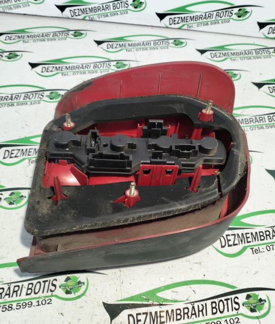 Lampa stop dreapta pe hayon Volkswagen VW Polo a 3-a generatie 6N (fa