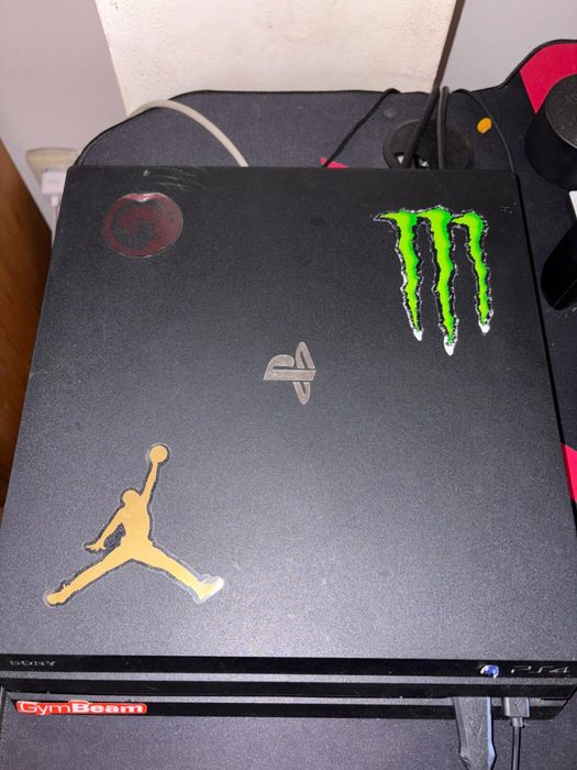 Vand urgent! PS4 pro + jocuri