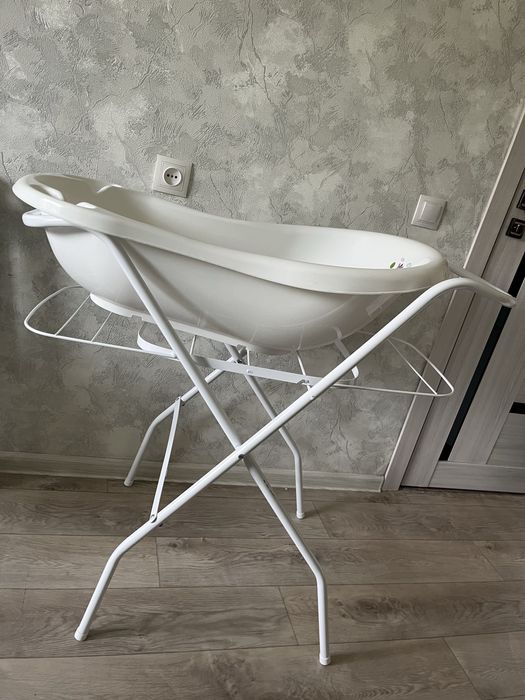 Продаю ванну с подставкой