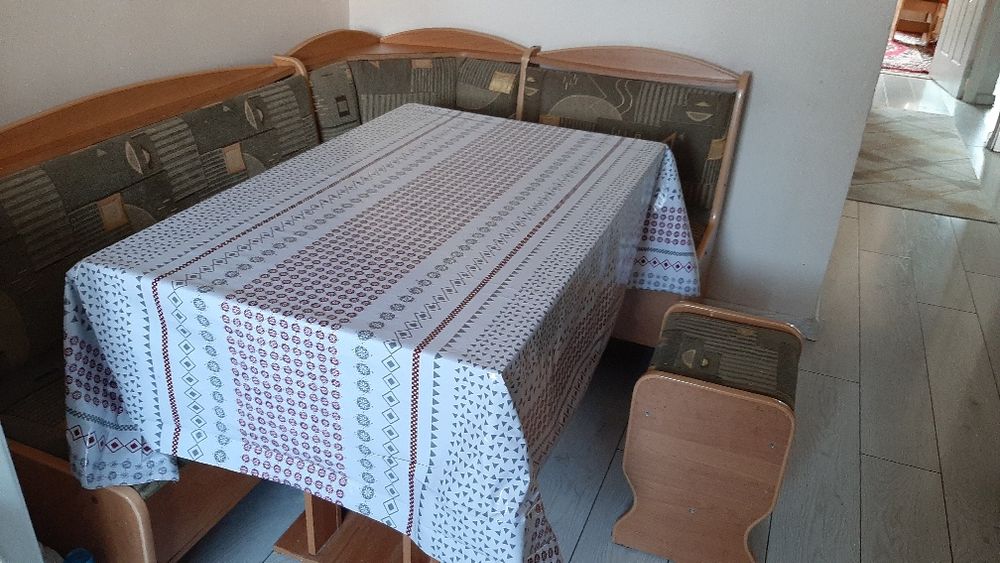 Кухоный уголок, двумя пуфиком