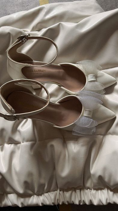 Туфли белые на каблуках с бантиком отличное состояние