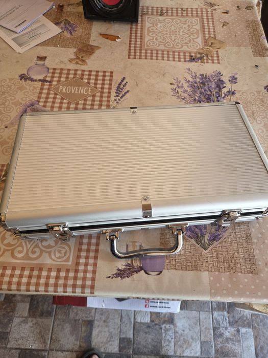 Vând poker 300 piese