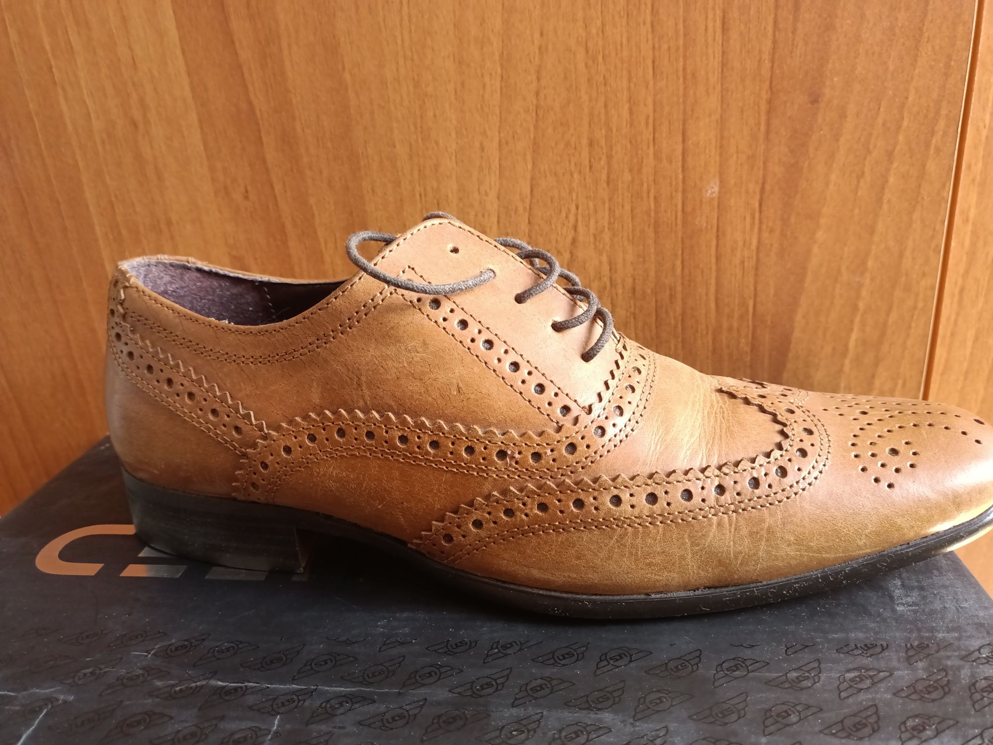 Vand pantofi barbati eleganti serviciu/ nunta