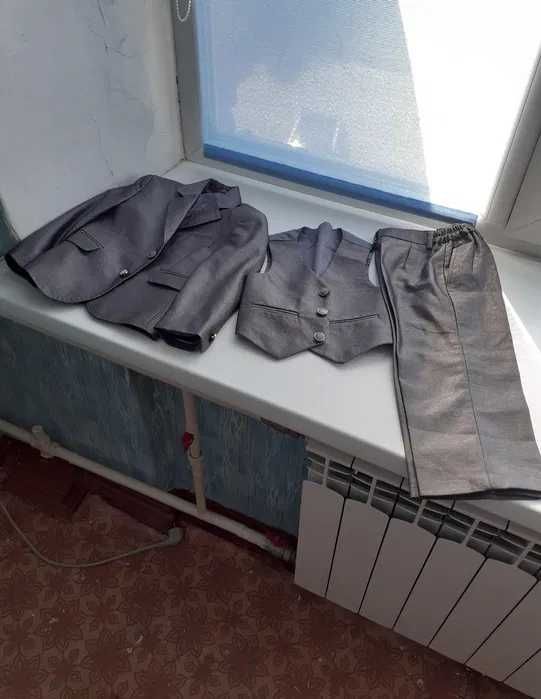 Продам.Костюм. тройку на мальчика.Состояние как новый.