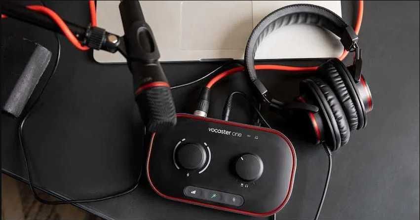Продам Микрофон + Звук. Карта + Наушники Focusrite Vocaster One Studio