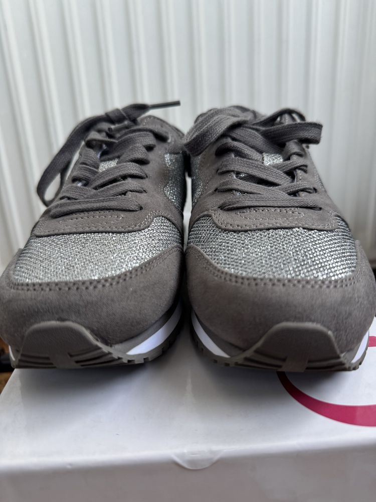 Adidasi Guess marimea 38 …………………………………..
