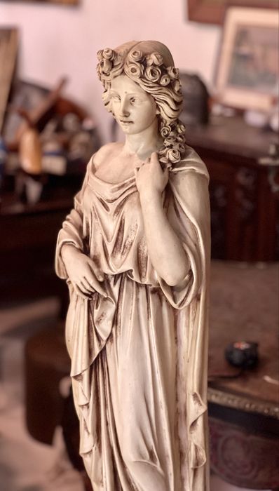Statuie decorativă clasică pe soclu – femeie stil renascentist