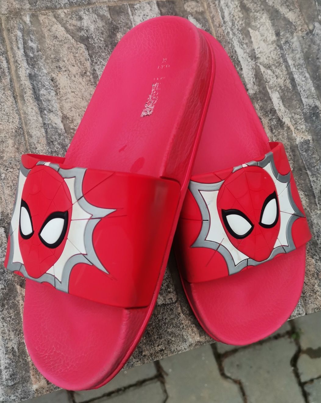 Червени чехли на Спайдърмен