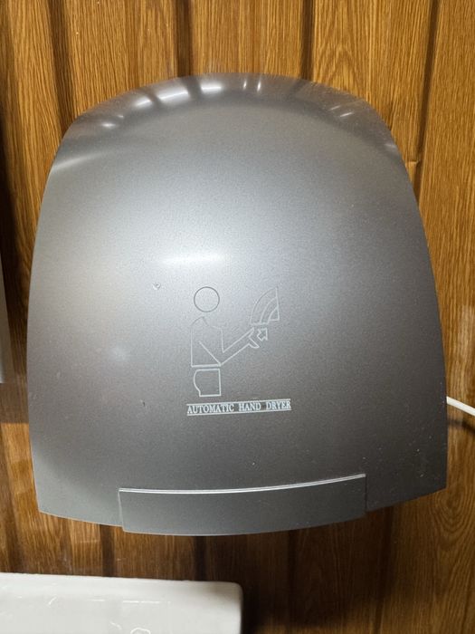 Продам сушилку для рук настенный