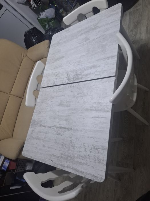Masa extensibila bucatarie cu 4 scaune din lemn masiv