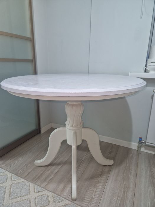 Белый круглый обеденный стол