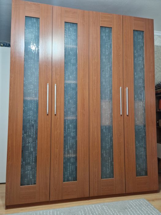 Высокий добротный шкаф