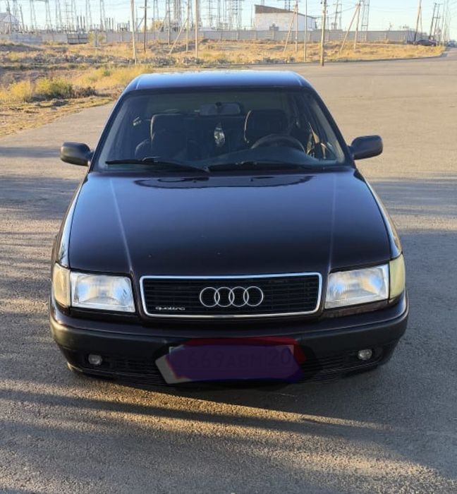 Легковая машина Audi 100