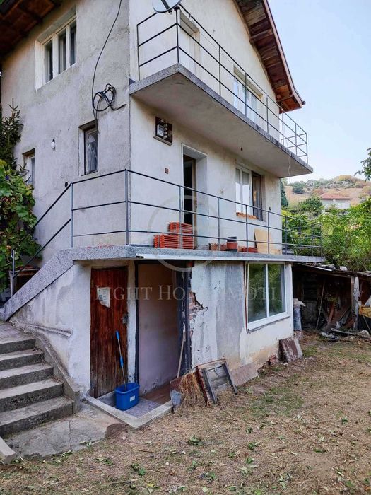 Реф. 3174 Триетажна къща с двор с. Руен