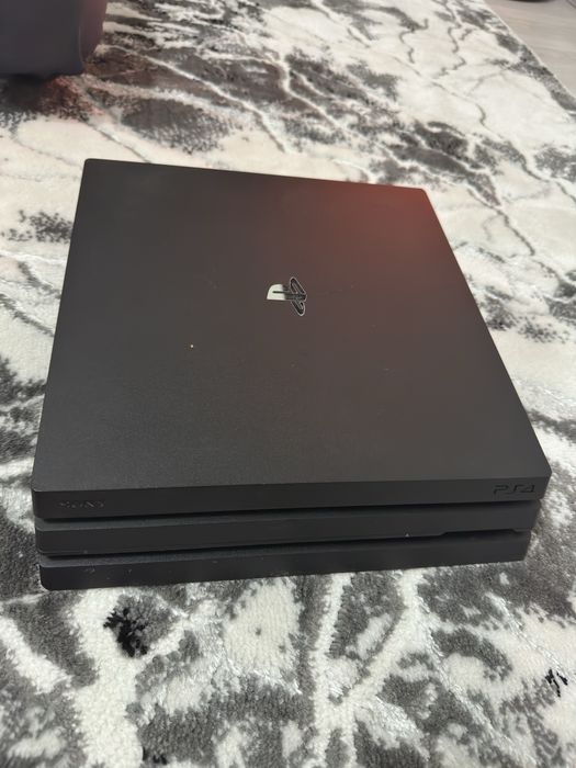 Plastation 4pro  в черном цвете 1тб  2игр 2 джостик и провода