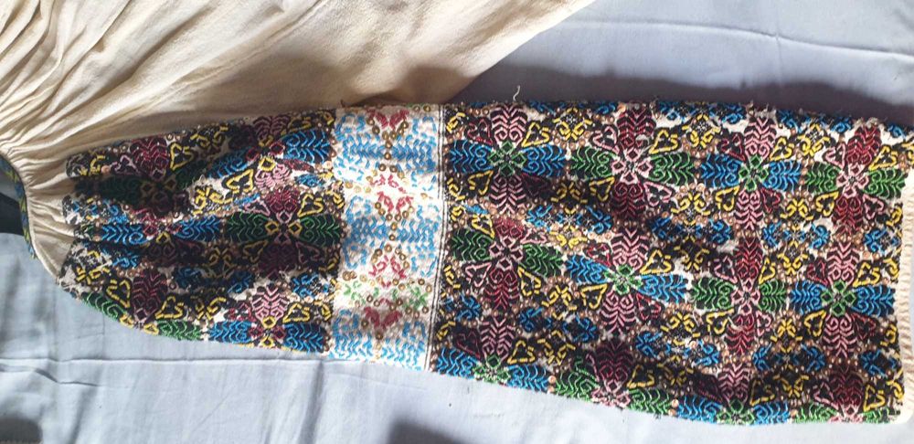 Ie tradițională brodata cu mărgele si paiete, model deosebit