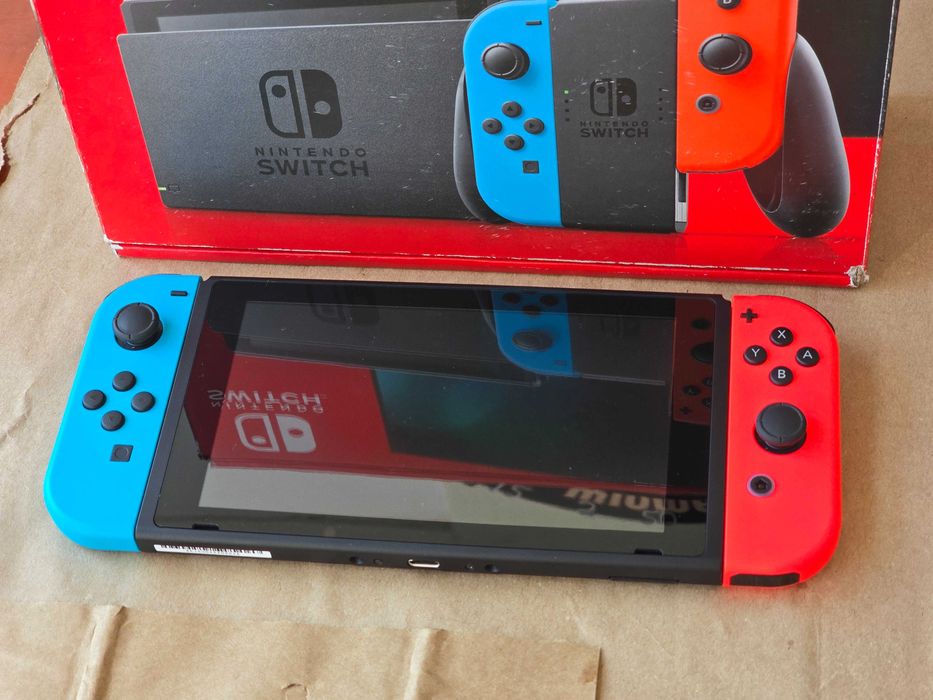 Nintendo Switch + 128гб карта памет + чип и всички аксесоари