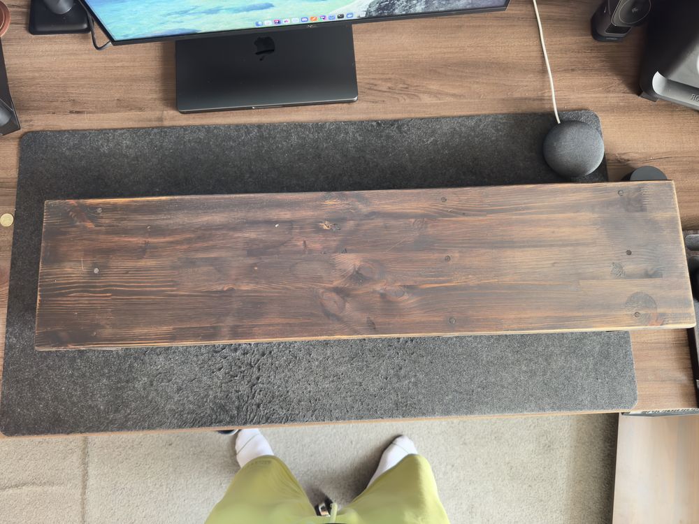 Desk shelf стойка за монитор от дърво