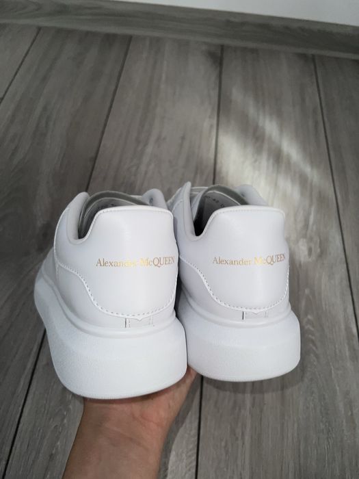 Vand 2 perechi de McQueen