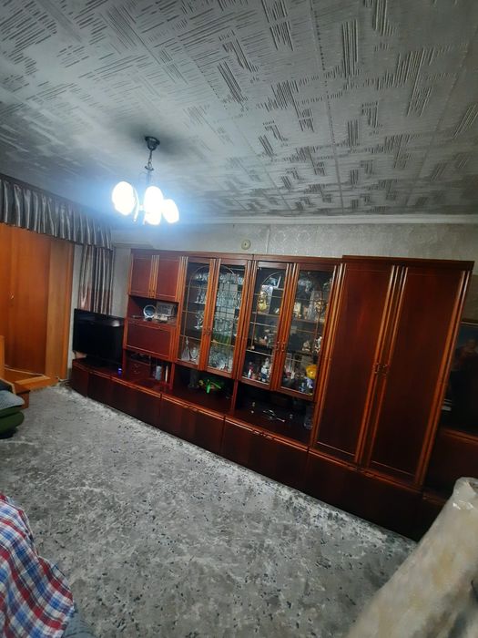 Стенку в гостиную б/у.