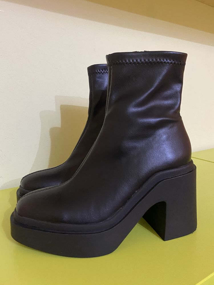 Дамски боти Stradivarius