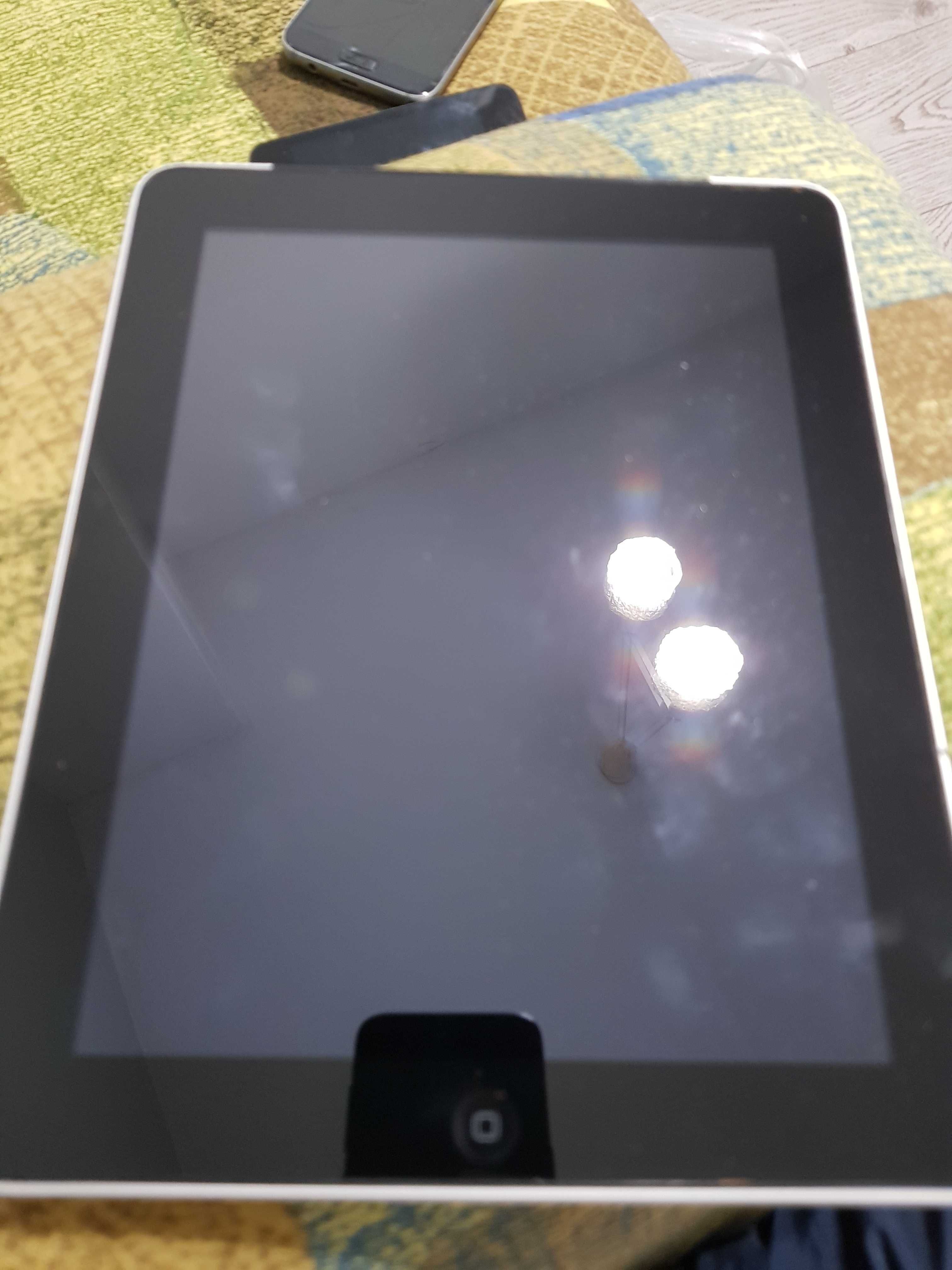 Apple iPad 1 и Kobo Aura Edition 2 за части или ремонт