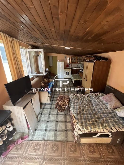 Ексклузивна оферта! Едноетажна къща с двор в кв. Долно езерово