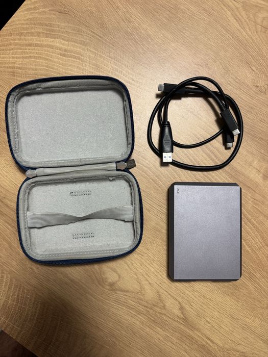 Hard extern 5tb cu husa si cabluri