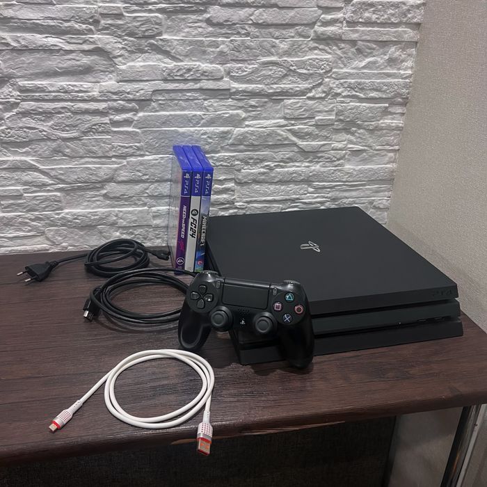 Продам PS4 Pro + игры в комплекте!
