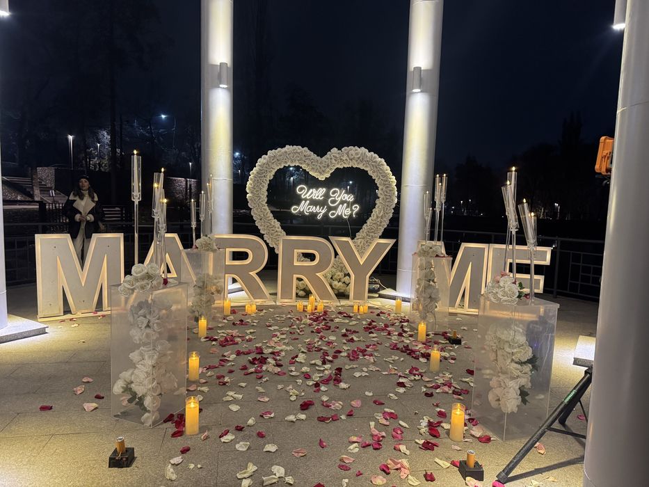 Предложение руки и сердца! Надпись MARRY ME! Холодные фонтаны!