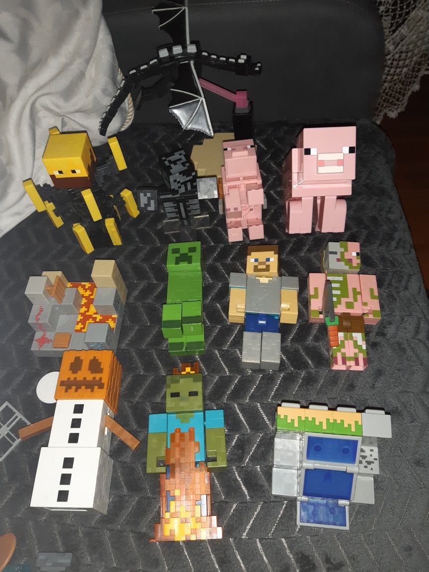 Figurine si cuburi Minecraft de la 35 lei.