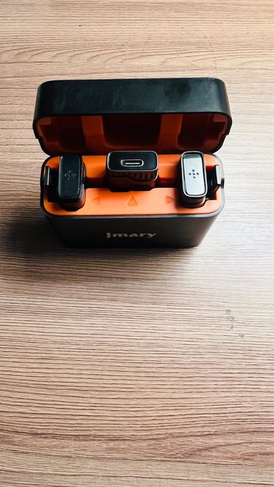 AirPods и петличка на фотопарат