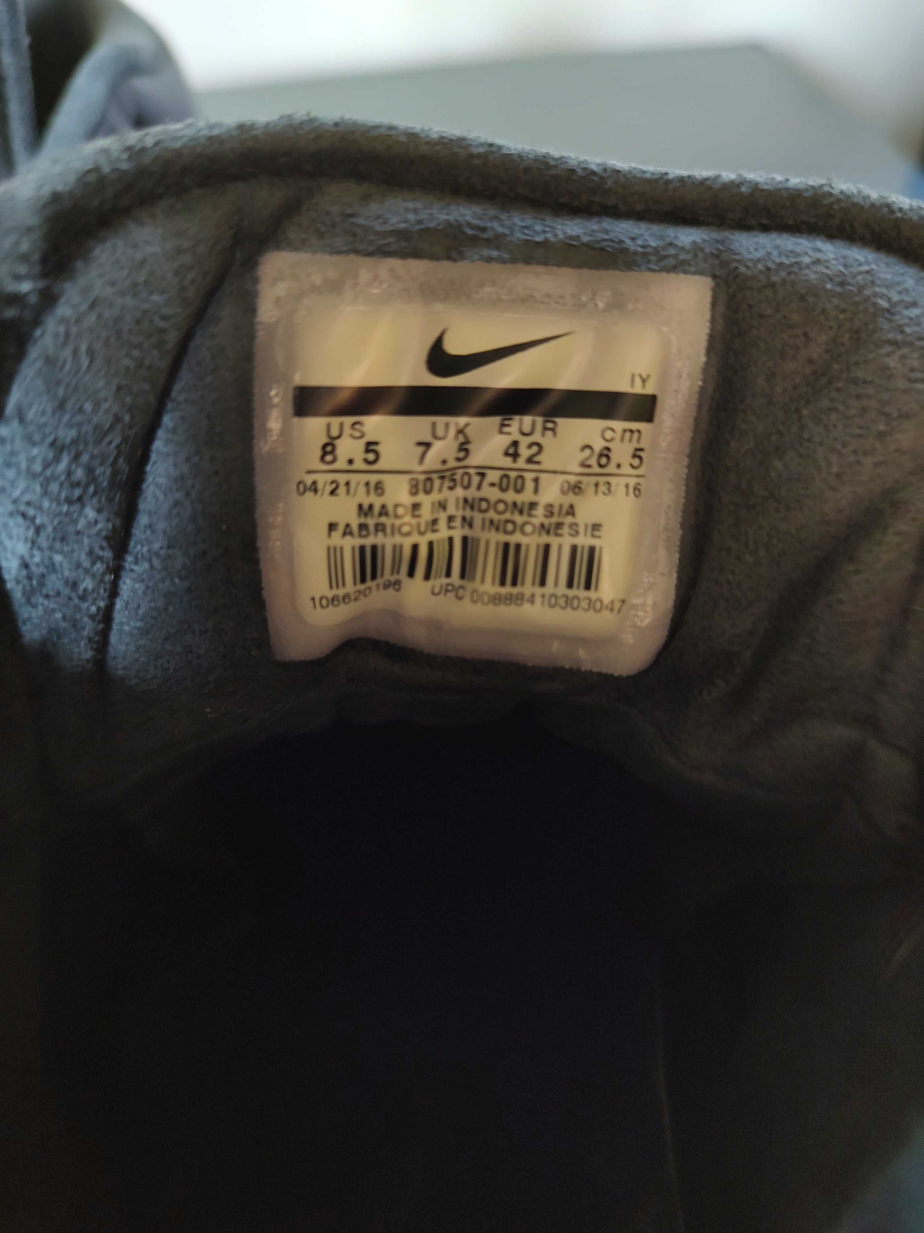Маратонки NIKE!!