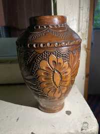 Vaza sculptata din lut cu model veche semnata