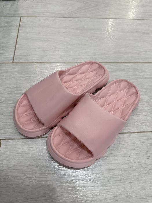 Новые сланцы/шлепанцы 35-36 размер