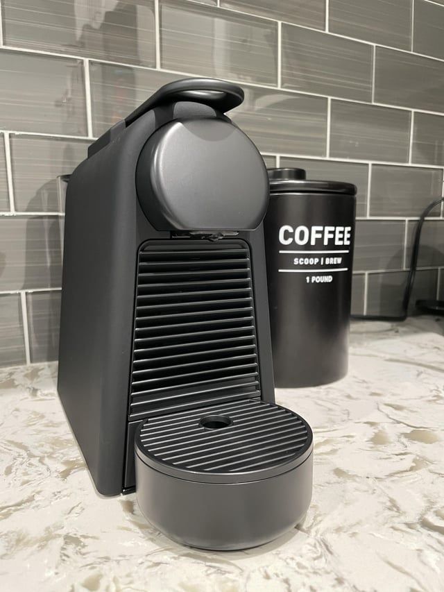 Капсульная кофемашина Nespresso essenza mini