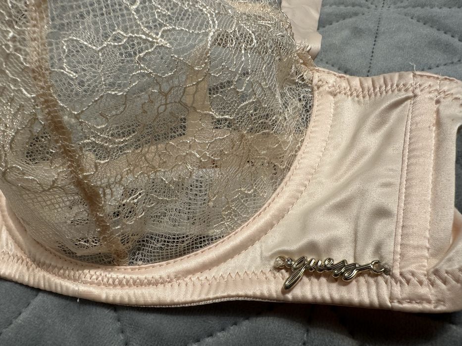 Сутиен GUESS цвят праскова