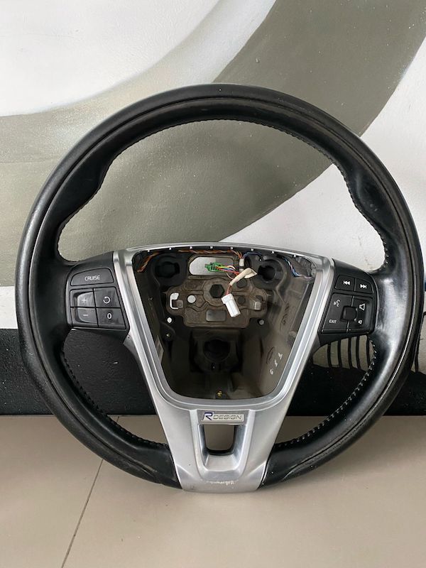 Volan R-design cu piele perforata VOLVO S60 V60 XC60 XC70 S80 V70 2009-2013 31315994