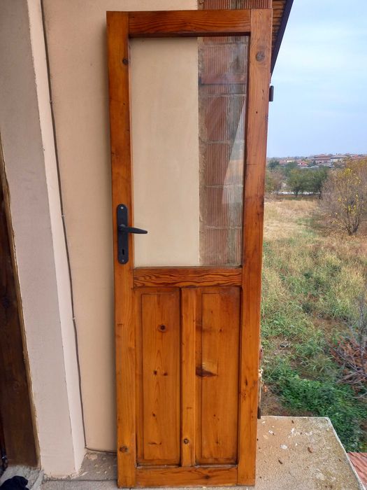 Дървена врата с прозорец