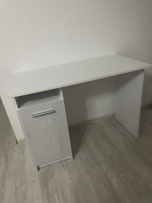 Vand birou cu mici defecte vizibile