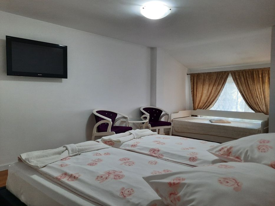 Inchiriez doua garsoniere la CASA, P+Etaj, ideala pentru doua cupluri