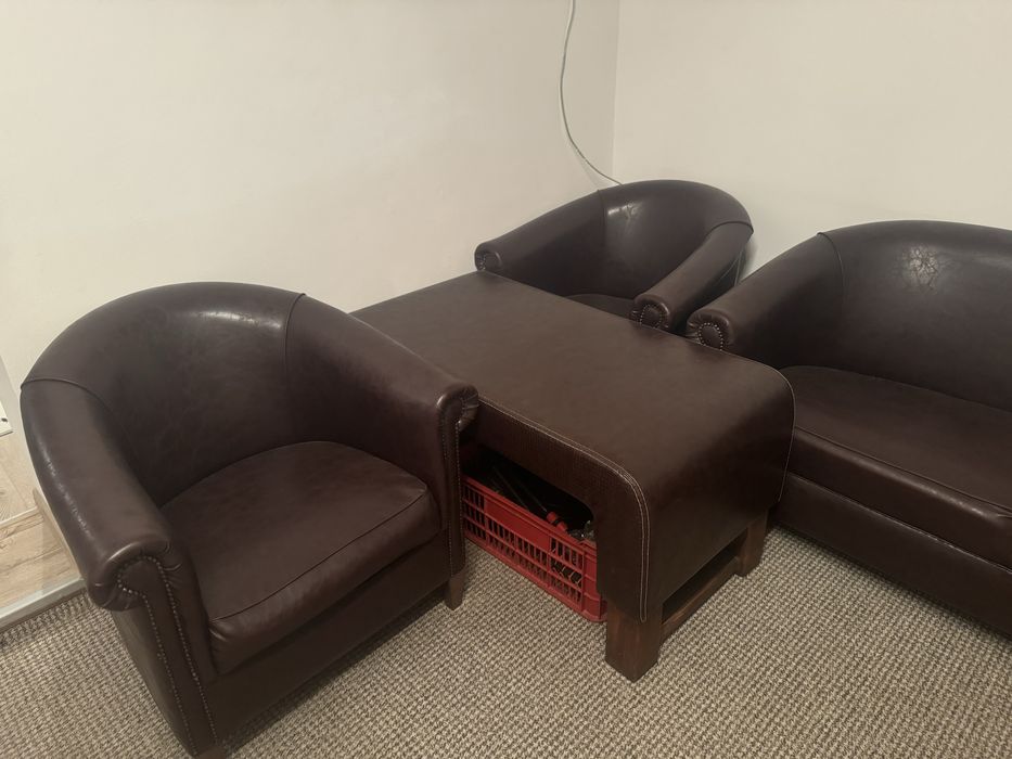 Canapea cu fotili si masa