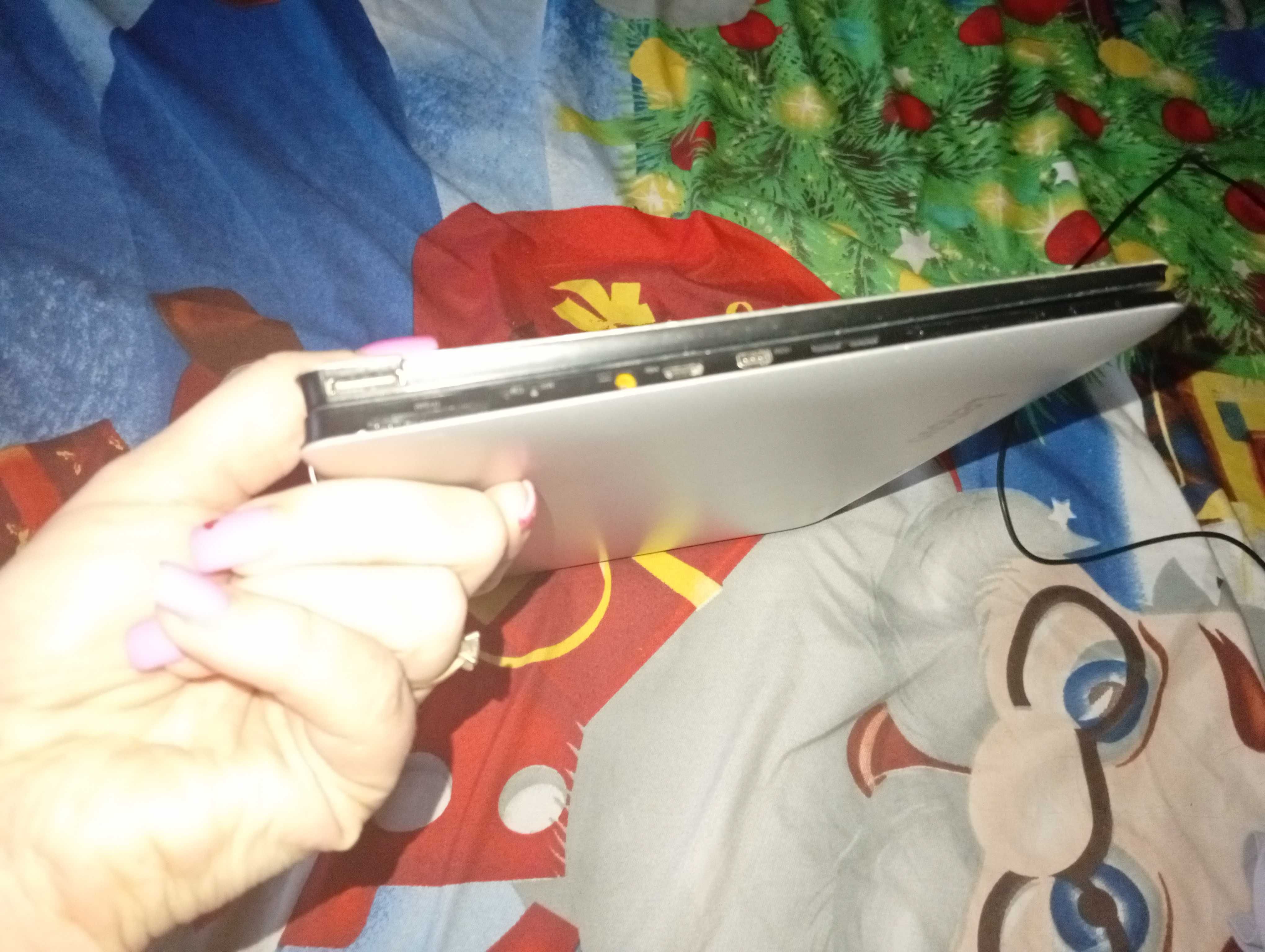 Vând laptop-tableta touchscreen Lenovo 2in 1