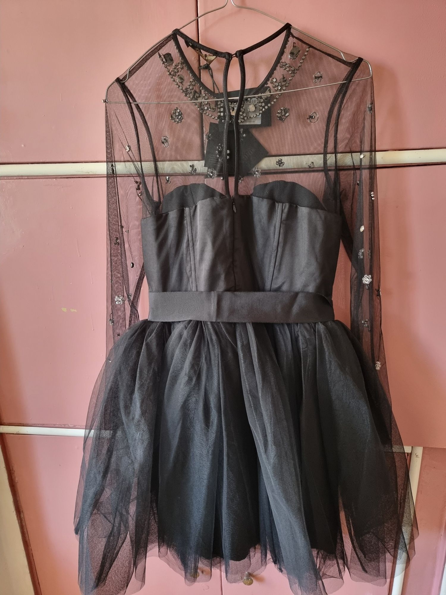 Черна рокля Twinset и подарък Фиксиращ спрей за грим Guerlain Parure