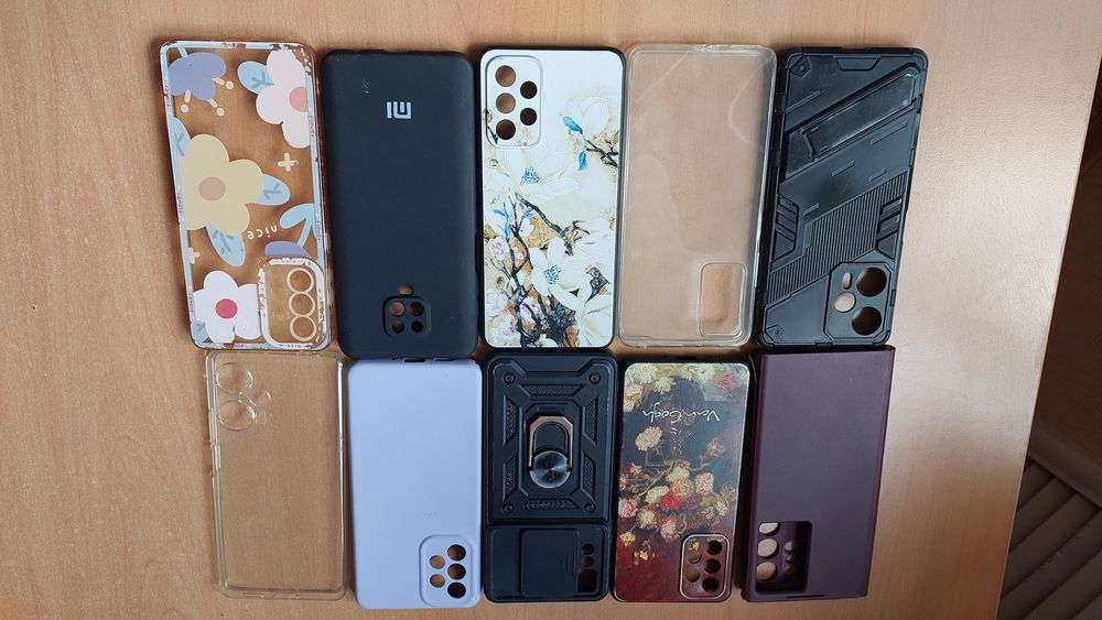 Чехлы на телефоны в хорошем состоянии.