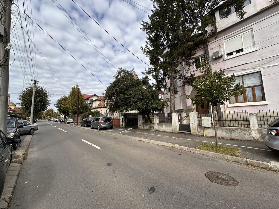Vand cota 1/2 din casa zona ultracentrala
